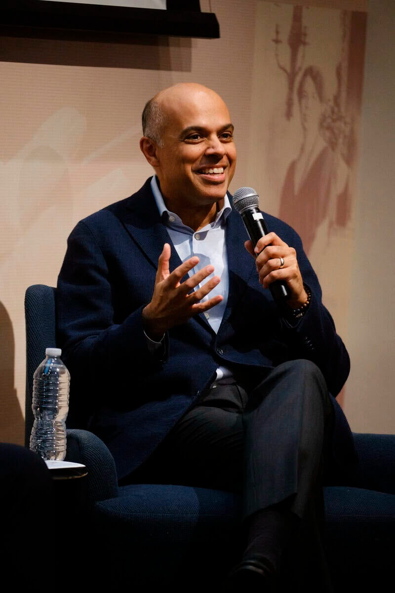 Amit Sevak assis sur une chaise lors d’une conférence.