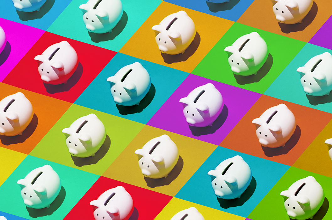 Petites tirelires en céramique blanche sur une grille multicolore, grand angle de vue