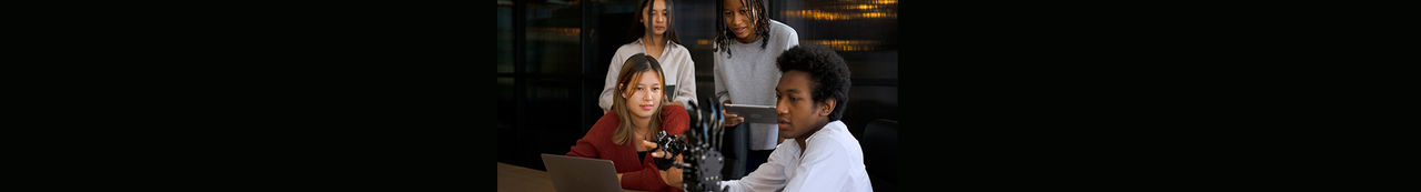 Quatre étudiants travaillant sur un projet de bras robotisé
