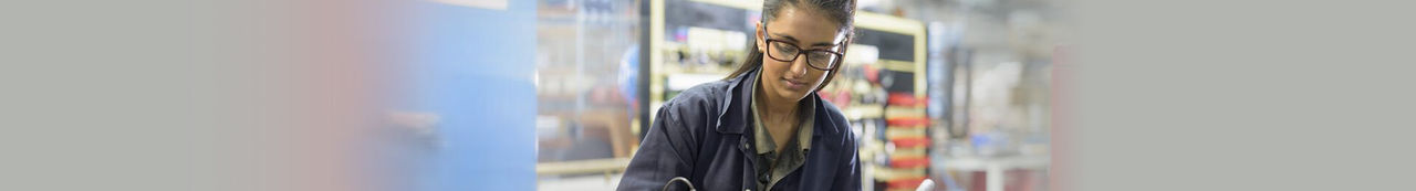 Étudiant en atelier utilisant des compétences techniques